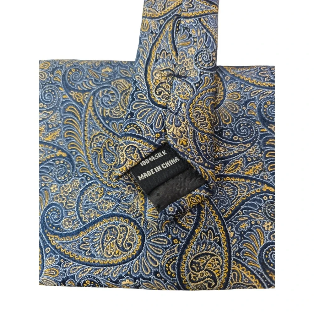Van Heusen 100% Silk Tie Blue Paisley Gold Trim Mens Necktie Classic Formal